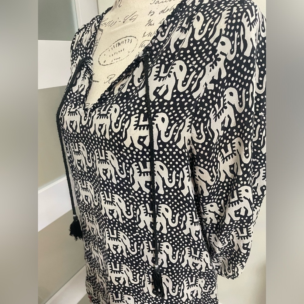 Tolani Black and White 3/4 Sleeve Dolman V-Neck Top - Picture 7 of 10